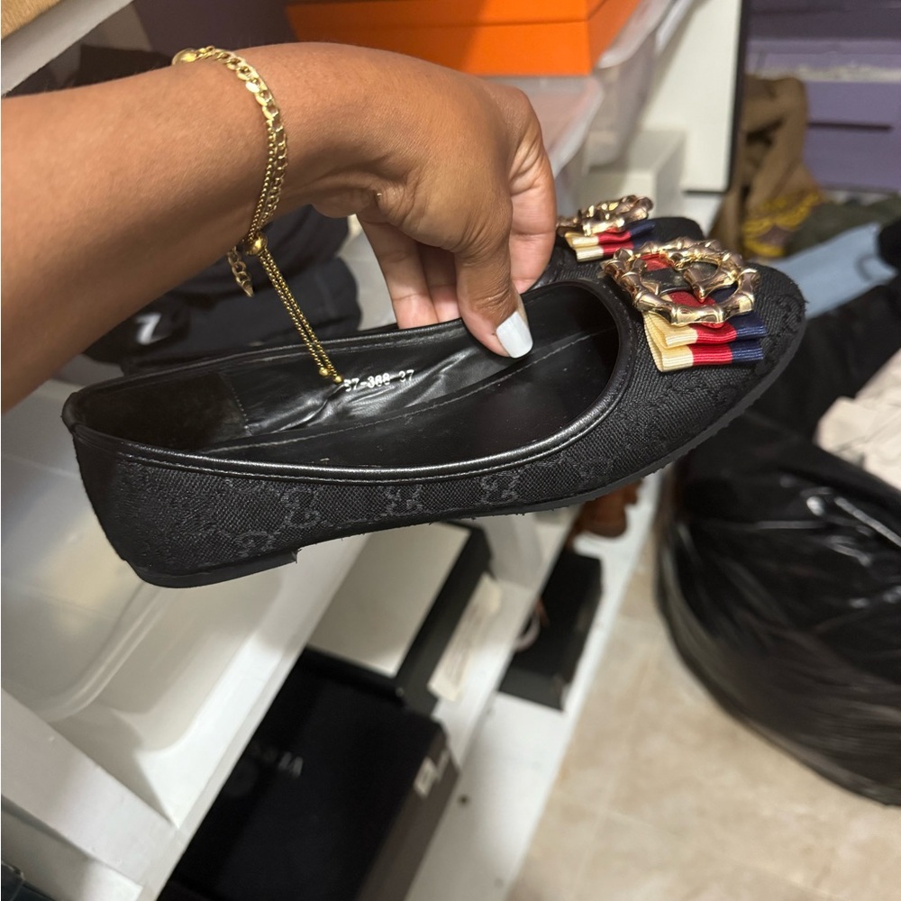 Gucci Black Flats with Gold and Red Accents - Picture 3 of 4
